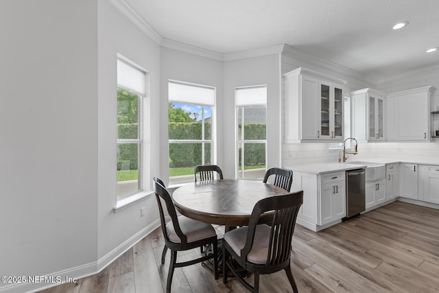 6547 Burnham Cir, Ponte Vedra Beach, FL 32082 - dining space featuring crown molding, light wood-type flooring, recessed lighting, and baseboards