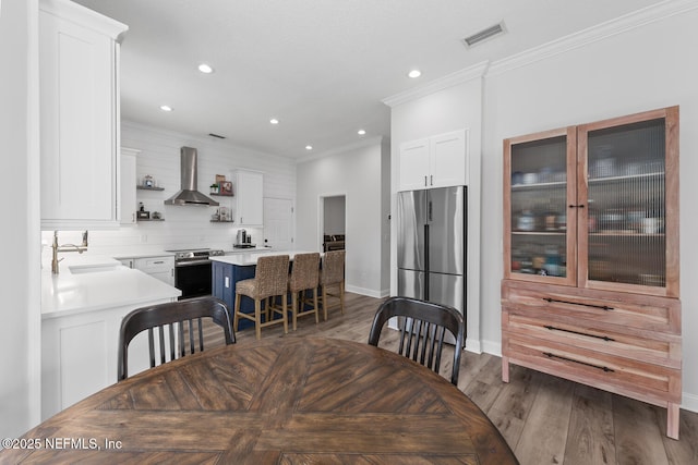 6547 Burnham Cir, Ponte Vedra Beach, FL 32082 - dining room featuring crown molding, wood finished floors, recessed lighting, and baseboards
