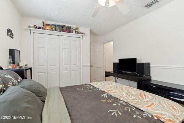 2000 Belhaven Dr, Orange Park, FL 32065 - bedroom with a closet and ceiling fan
