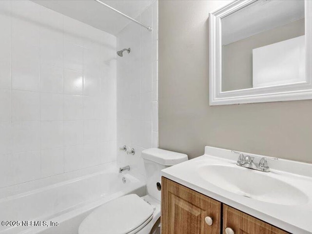 2704 Tina Ln, Middleburg, FL 32068 - full bath featuring toilet, vanity, and tub / shower combination