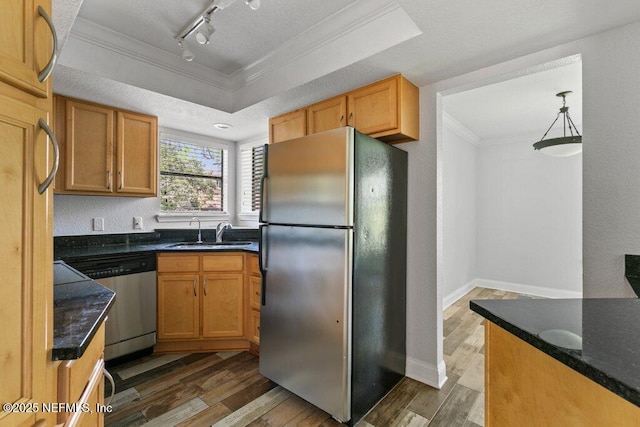 833 Shoreline Cir, Ponte Vedra Beach, FL 32082 - kitchen featuring stainless steel appliances, a sink, ornamental molding, a raised ceiling, and wood finished floors