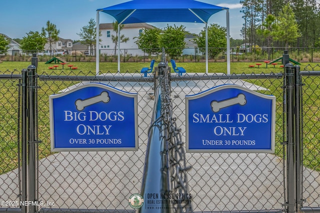 712 Cherry Elm Dr, Saint Augustine, FL 32092 - surrounding community featuring a gate and a dog friendly area