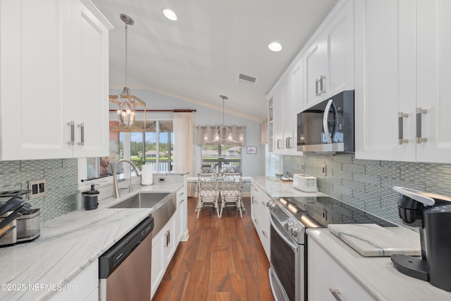 11889 Surfbird Cir Unit 10F, Jacksonville, FL 32256 - kitchen with stainless steel appliances, a chandelier, dark wood-style flooring, a sink, and white cabinets