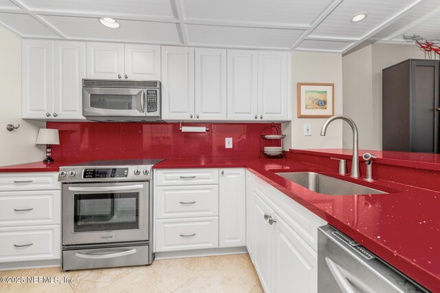 1829 Turtle Dunes Pl Unit 1829, Fernandina Beach, FL 32034 - kitchen with stainless steel appliances, a sink, white cabinetry, and recessed lighting
