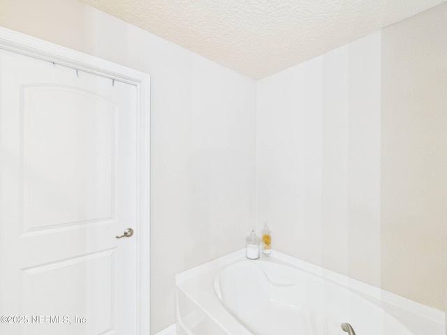 88137 Maybourne Rd, Yulee, FL 32097 - bathroom featuring a garden tub and a textured ceiling