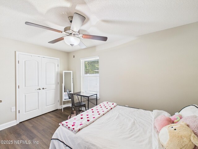 88137 Maybourne Rd, Yulee, FL 32097 - bedroom with wood finished floors, a textured ceiling, ceiling fan, a closet, and baseboards