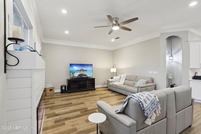 182 Malley Cove Ln, Fleming Island, FL 32003 - living room featuring a ceiling fan, recessed lighting, ornamental molding, light wood finished floors, and baseboards