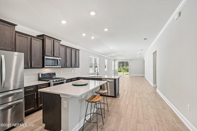 285 Greenway Ln, Saint Augustine, FL 32092 - kitchen featuring stainless steel appliances, a sink, a peninsula, crown molding, and a center island
