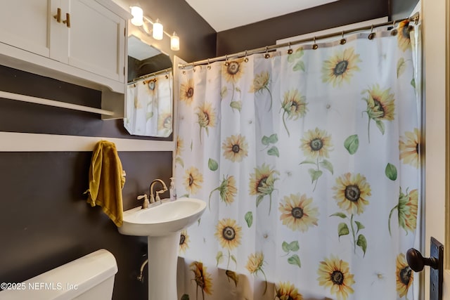 1131 Wycoff Ave, Jacksonville, FL 32205 - bathroom with toilet and a shower with shower curtain