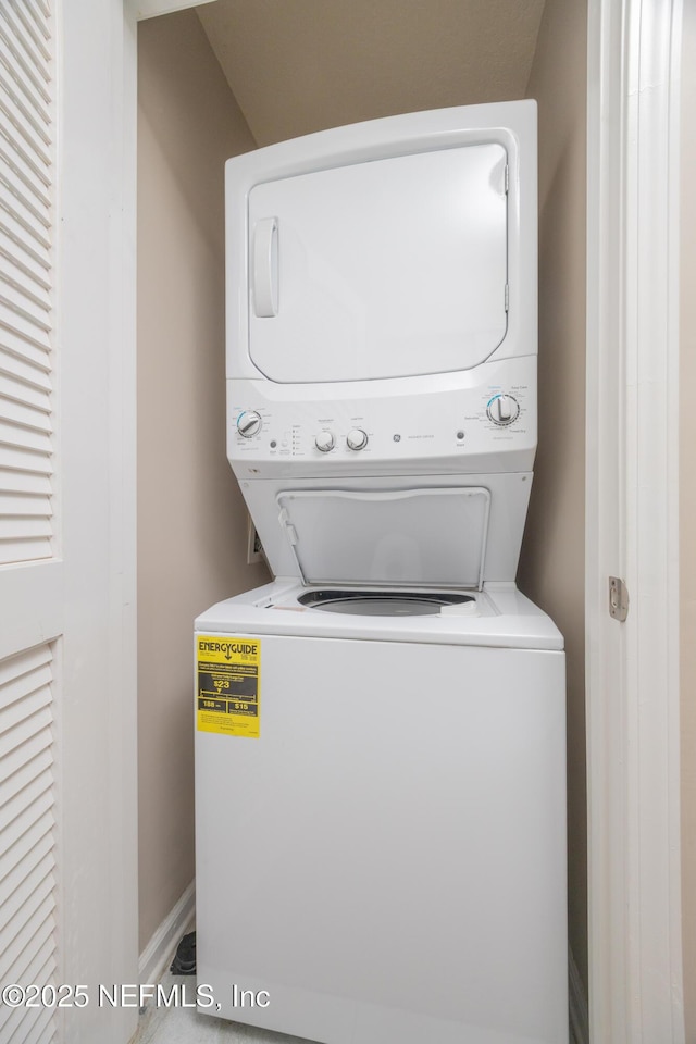 246 Moultrie Village Ln, Saint Augustine, FL 32086 - laundry room featuring estacked washer and dryer and baseboards