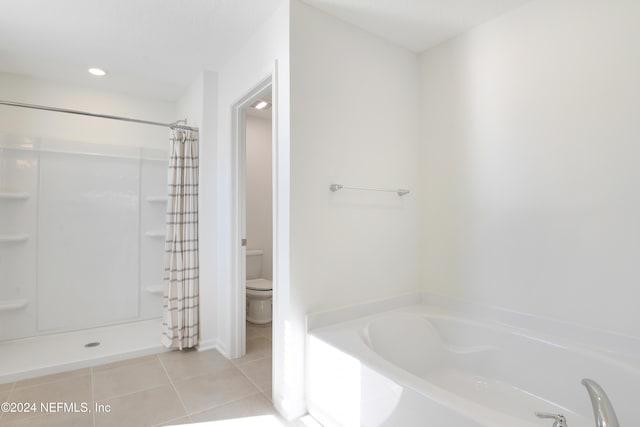 3369 Golden Eye Dr, Orange Park, FL 32065 - full bath with tile patterned floors, toilet, a garden tub, a shower with curtain, and recessed lighting