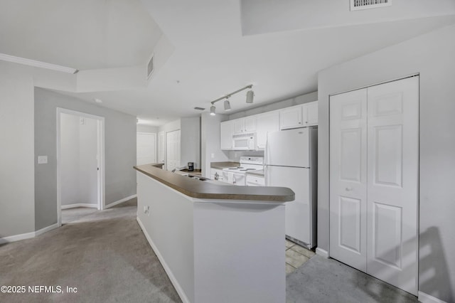 425 S Villa San Marco Dr Unit 302, Saint Augustine, FL 32086 - kitchen featuring white appliances, white cabinetry, a center island with sink, and baseboards