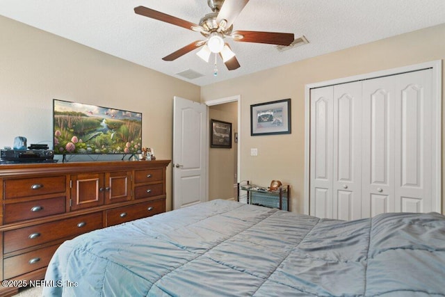 3912 Pipit Pt, Middleburg, FL 32068 - bedroom with a closet, a ceiling fan, and a textured ceiling