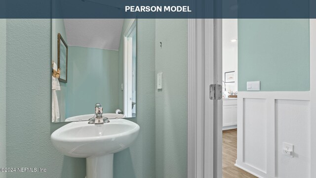 1534 Jeremiah St, Middleburg, FL 32068 - bathroom featuring a textured wall, wood finished floors, and a sink