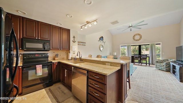 87 Village Del Lago Cir, Saint Augustine, FL 32080 - kitchen featuring black appliances, a sink, open floor plan, a peninsula, and a kitchen bar