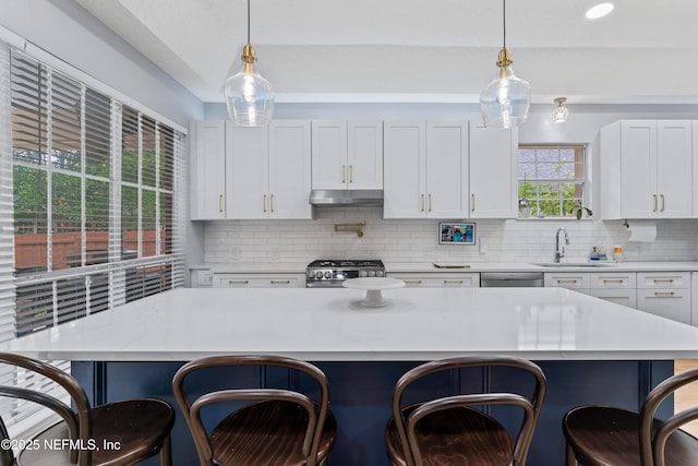 1321 Honeysuckle Dr, Saint Johns, FL 32259 - kitchen with a sink, a kitchen breakfast bar, decorative backsplash, and recessed lighting