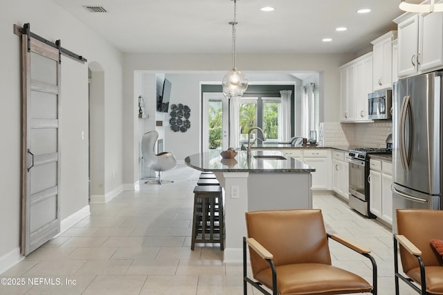 48 Foxcross Ave, Saint Augustine, FL 32092 - kitchen with appliances with stainless steel finishes, a sink, recessed lighting, decorative backsplash, and a breakfast bar