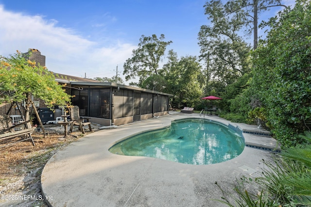 2364 Smullian Trl S, Jacksonville, FL 32217 - swimming pool with a sunroom and a patio area