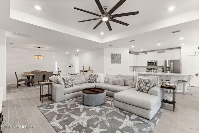85600 Stonehurst Pkwy, Fernandina Beach, FL 32034 - living area with ceiling fan, recessed lighting, wood finish floors, and baseboards