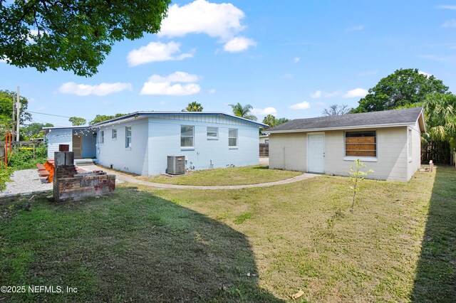 3121 Holly Berry Ln, Jacksonville, FL 32277 - rear view of property featuring a yard