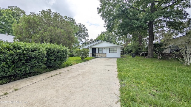 462 Sally St, Green Cove Springs, FL 32043 - bungalow-style home with driveway