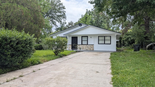 462 Sally St, Green Cove Springs, FL 32043 - bungalow-style house with driveway, a front yard, and stone siding