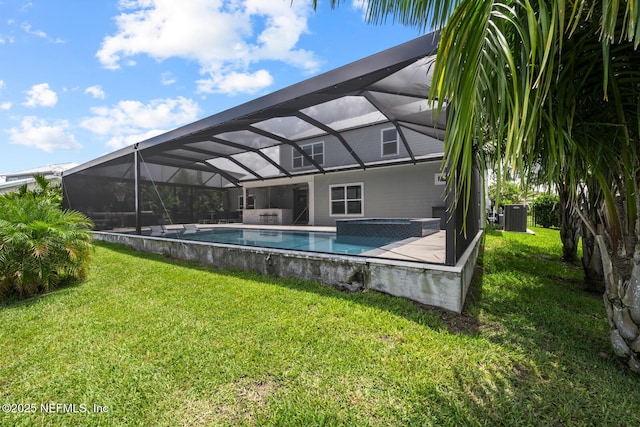 83 Tortola Way, Saint Johns, FL 32259 - back of property with a lawn, a pool with connected hot tub, and a patio area