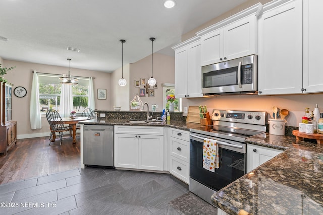 6228 Blue Marlin Dr, Keystone Heights, FL 32656 - kitchen with appliances with stainless steel finishes, a sink, a peninsula, white cabinets, and recessed lighting