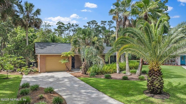 100 Palmera Ct, Ponte Vedra Beach, FL 32082 - view of front facade featuring an attached garage, a front lawn, and concrete driveway