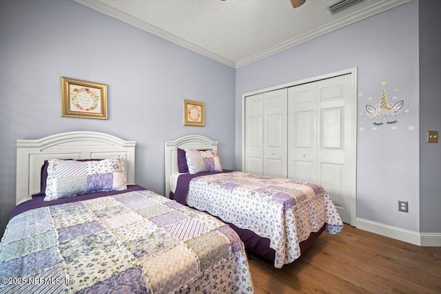 1714 Chatham Village Dr, Fleming Island, FL 32003 - bedroom with wood finished floors, crown molding, a closet, ceiling fan, and a textured ceiling