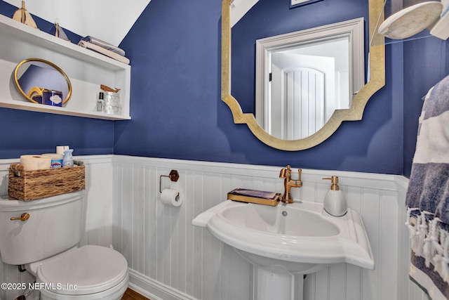 532 Atlantic Beach Ct, Atlantic Beach, FL 32233 - half bathroom featuring wainscoting and a decorative wall