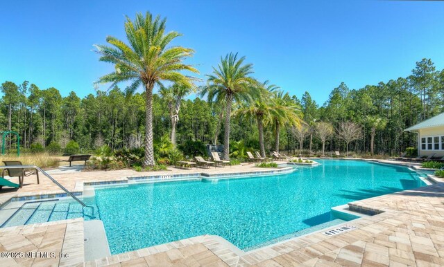 600 Broomsedge Cir, Saint Augustine, FL 32095 - community pool with a patio