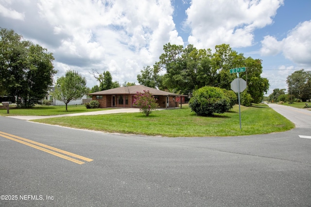4422 SE 2nd Ave, Keystone Heights, FL 32656 - ranch-style house with a front yard and driveway