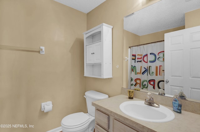 1908 Longneedle Ln, Middleburg, FL 32068 - bathroom with vanity, toilet, a textured ceiling, and curtained shower