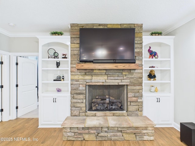 96168 High Pointe Dr, Fernandina Beach, FL 32034 - living area featuring ornamental molding, light wood-style flooring, and a fireplace