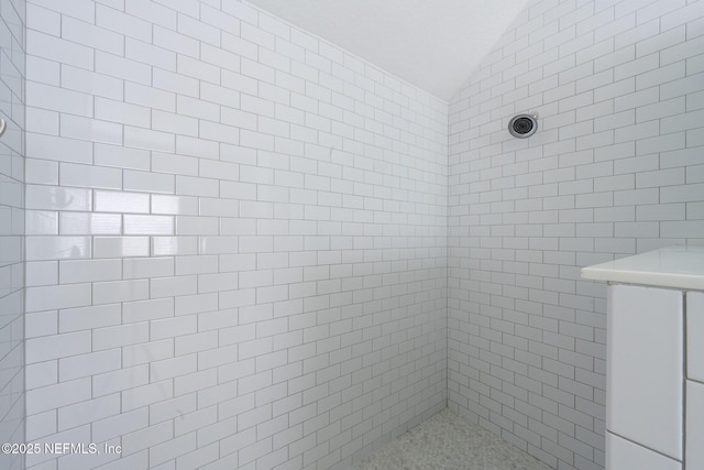 97082 Harbor Concourse Cir, Fernandina Beach, FL 32034 - full bath featuring lofted ceiling and tiled shower