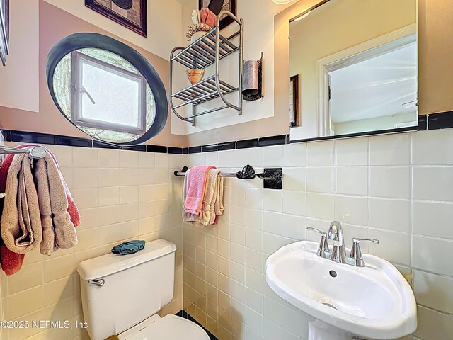 1445 Peachtree St, Jacksonville, FL 32207 - half bath featuring tile walls