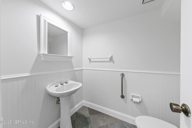 511 Selva Lakes Cir, Atlantic Beach, FL 32233 - half bath with wainscoting and a textured ceiling