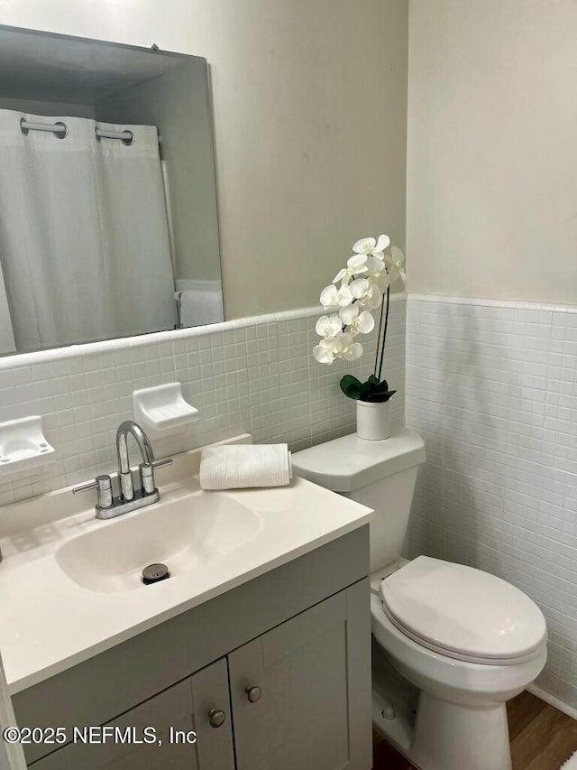 1716 El Camino Rd Unit 3, Jacksonville, FL 32216 - full bath featuring tile walls, vanity, and wainscoting
