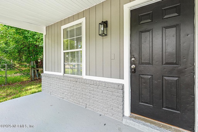 5522 Paris Ave, Jacksonville, FL 32209 - view of exterior entry featuring a porch