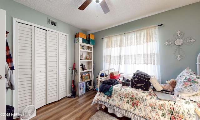 1860 Killarn Cir, Middleburg, FL 32068 - bedroom featuring a closet, wood finished floors, a textured ceiling, and ceiling fan