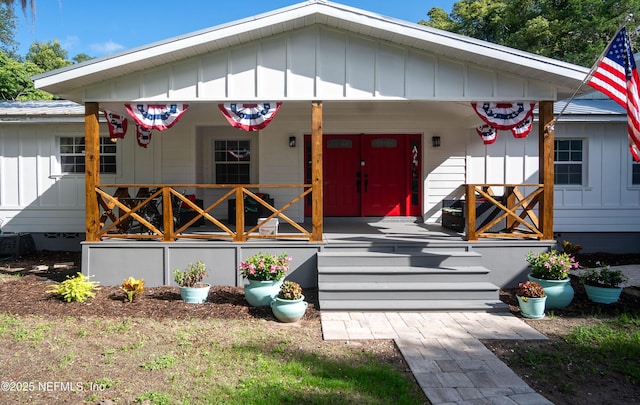 90 SE Forest St, Keystone Heights, FL 32656 - bungalow-style home with board and batten siding and covered porch