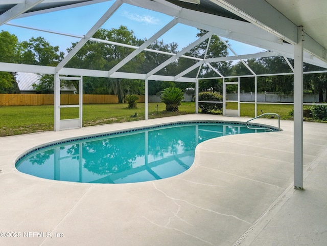 6615 Camelot Ct, Keystone Heights, FL 32656 - view of pool with a fenced backyard, a patio, and a lanai