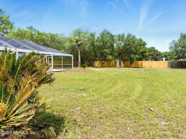 6615 Camelot Ct, Keystone Heights, FL 32656 - fenced backyard featuring a lanai