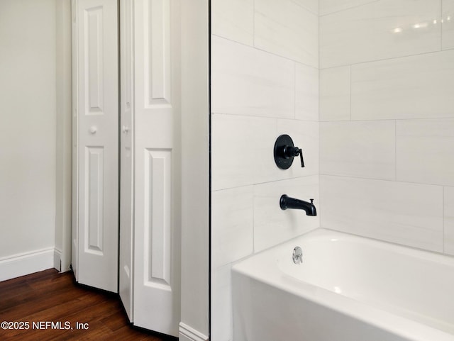 6615 Camelot Ct, Keystone Heights, FL 32656 - full bath with wood finished floors and bathing tub / shower combination