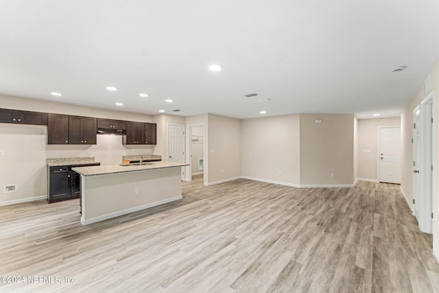 5428 Chenango Blvd, Jacksonville, FL 32254 - kitchen featuring light wood-style floors, dark brown cabinetry, recessed lighting, an island with sink, and under cabinet range hood