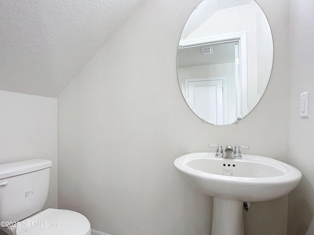 29 Wood Ash Ln, Palm Coast, FL 32164 - bathroom featuring toilet and a textured ceiling