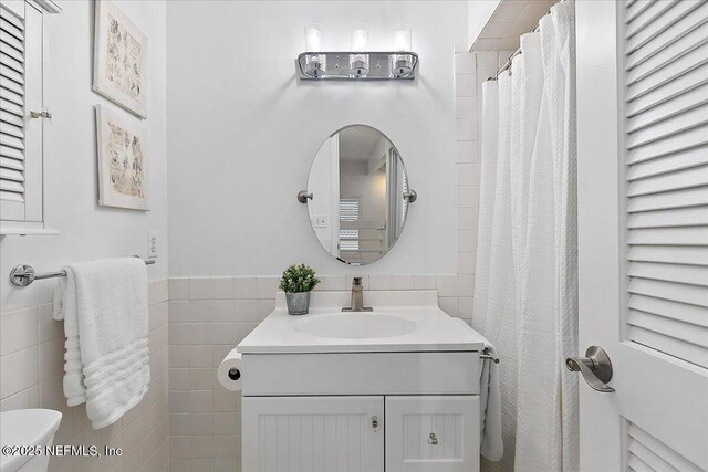 35 Turtleback Trl, Ponte Vedra Beach, FL 32082 - bathroom featuring tile walls, vanity, and a wainscoted wall