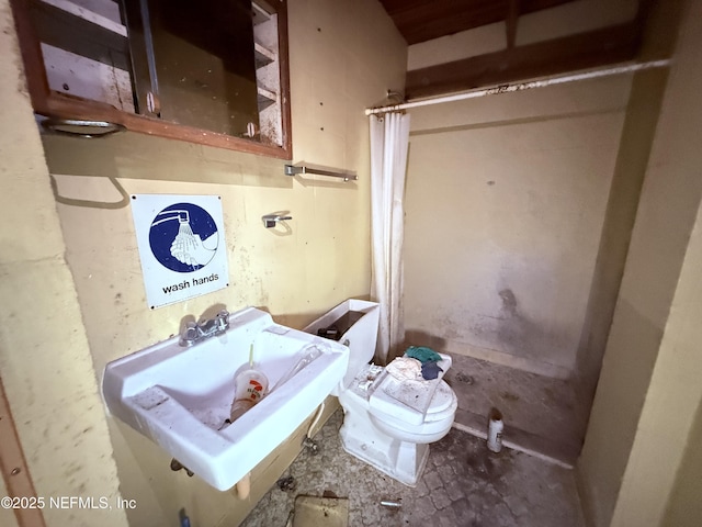 427 Crestwood St, Jacksonville, FL 32208 - full bathroom featuring a shower with shower curtain and toilet