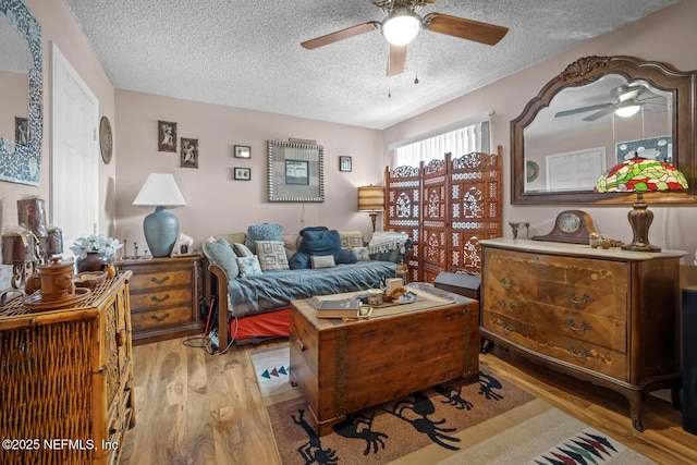 5811 Atlantic Blvd Unit 25, Jacksonville, FL 32207 - living area featuring ceiling fan, light wood finished floors, and a textured ceiling